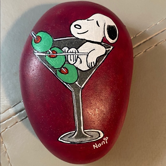 Rock Art Hand-Painted Snoopy his first Martini on Natural Stone - Picture 3 of 4
